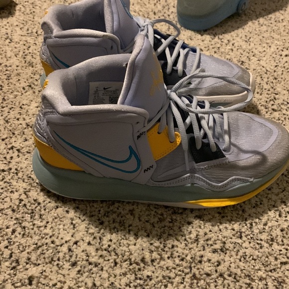 size 8 Kyrie infinity brand new - Picture 2 of 4